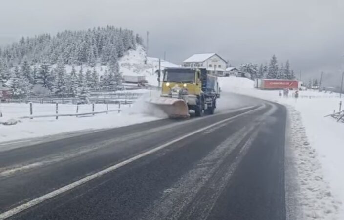 Pe DN 17- Pasul Tihuța, iarnă în toată regula, se acționează cu utilaje de deszăpezire Pe DN 17-Pasul Tihuța, iarnă în toată regula, se acționează cu utilaje de deszăpezire