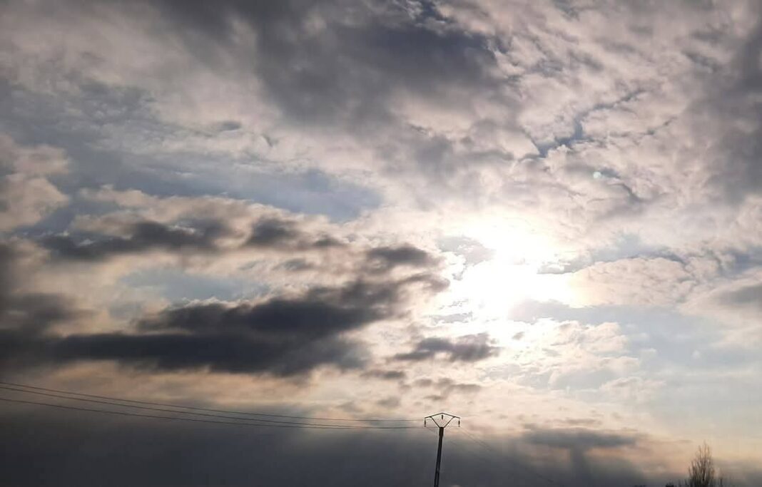 „Ploaia însângerată”Un fenomen meteorologic rar și periculos, cunoscut sub denumirea de „ploaie însângerată”,