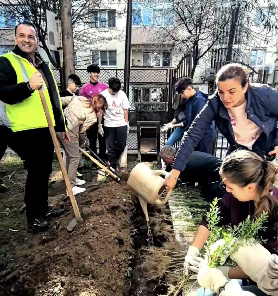 Primarul Daniel Cristian Stan și elevii au  plantat copaci în Săptămâna Verde