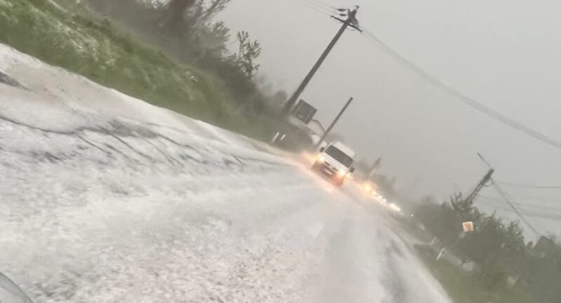 Rupere de nori cu grindină între Doicești și Aninoasa: DN 71 a fost acoperit de gheață