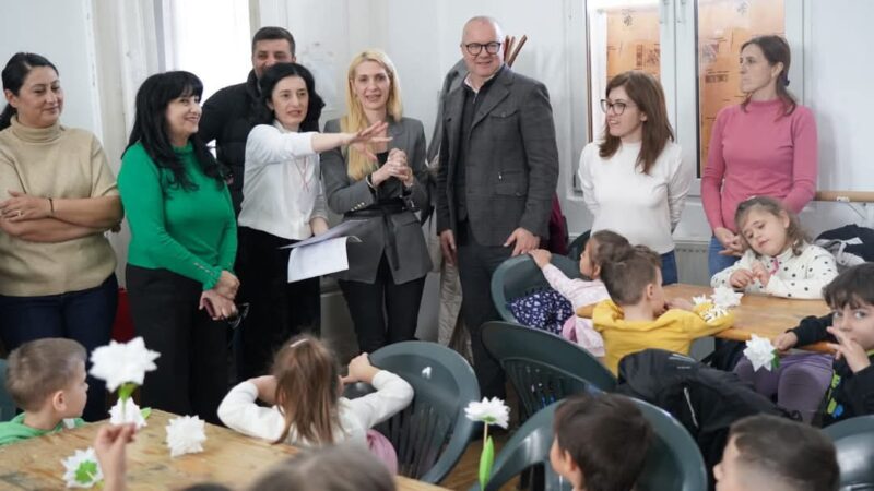 În Săptămâna „Școala Altfel”, elevii descoperă meșteșugurile tradiționale la Centrul Județean de Cultură Dâmbovița În cadrul Săptămâna „Școala Altfel”, elevii din județul Dâmbovița au ocazia să învețe meșteșuguri tradiționale la Centrul Județean de Cultură. Copiii au învățat să încondeieze ouă,