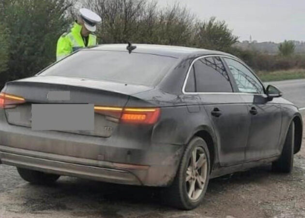 Tânăr din Târgoviște, prins la volanul unui autoturism neînmatriculat Un tânăr în vârstă de 25 de ani, din Târgoviște, a fost depistat de polițiști conducând un autoturism neînmatriculat pe DN 72, pe raza comunei Dragomirești.