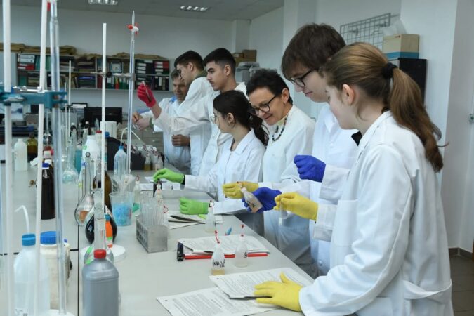 Universitatea „Valahia” din Târgoviște susține tinerii talentați în drumul lor spre performanță națională Universitatea „Valahia” din Târgoviște prin Facultatea de Științe și Arte din cadrul Universității „Valahia” din Târgoviște, în parteneriat cu Centrul Județean de Excelență Dâmbovița,