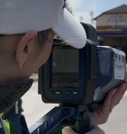 Vitezomanii trași pe dreapta în Dâmbovița: 314 sancțiuni în doar 24 de ore și permise reținute pe bandă rulantă Vitezomanii trași pe dreapta în Dâmbovița, polițiștii rutieri din Dâmbovița au desfășurat, o acțiune amplă de control în trafic, în cadrul operațiunii europene „ROADPOL – Speed Marathon”, dedicată combaterii vitezei excesive și creșterii siguranței rutiere.