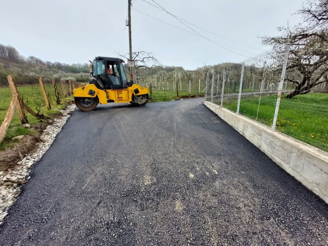 La Voinești au  început lucrările de asfaltare pe străzile din satul Oncești.„Ne ținem de cuvânt! Sat cu sat, stradă cu stradă!”