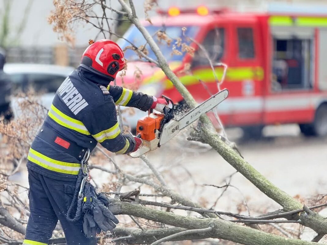 ISU Dâmbovița: Vreme severă în următoarele ore, nu plecați la drum dacă nu este o urgență