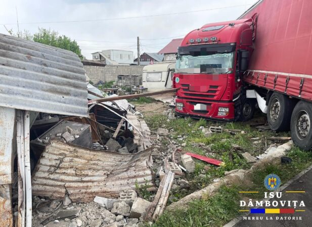 Un TIR a lovit un autoturism și a intrat în gardul unei case la intrare în municipiul Târgoviște 