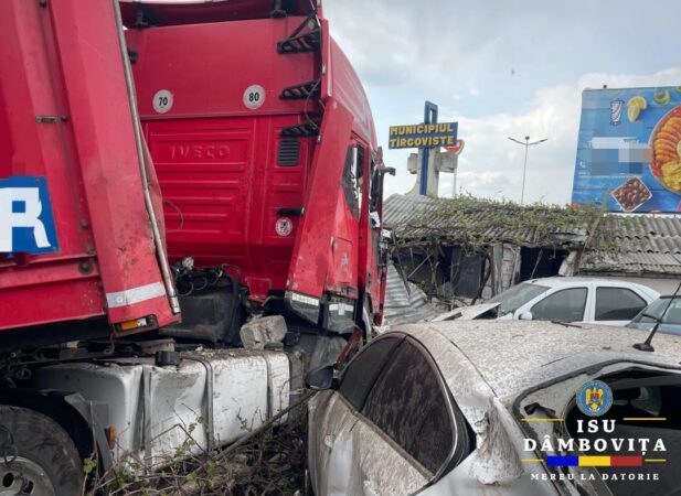 Un TIR a lovit un autoturism și a intrat în gardul unei case la intrare în municipiul Târgoviște 