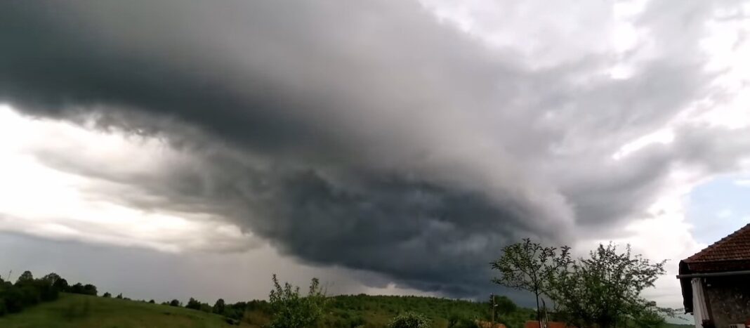 COD GALBEN de instabilitate atmosferică în județul Dâmbovița: Autoritățile fac apel la prudență