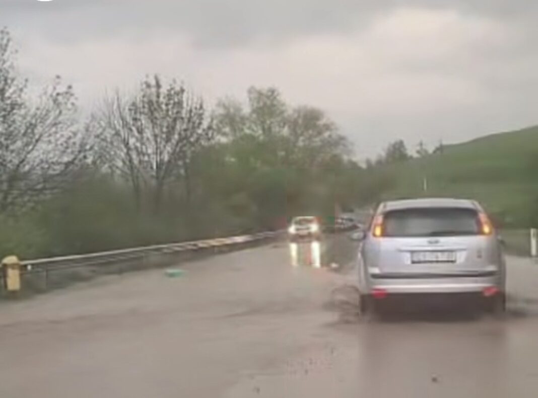 COD GALBEN de inundații în județul Dâmbovița, risc crescut pe râurile mici și afluenții acestor