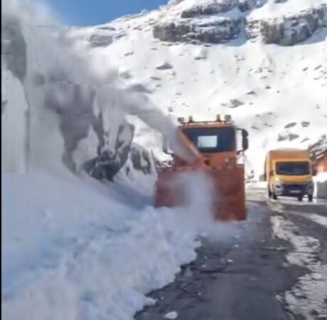 Continuă deszăpezirea pe Transfăgărășan: Se monitorizează condițiile meteo pentru redeschidere Continuă deszăpezirea pe Transfăgărășan: Se monitorizează condițiile meteo pentru redeschidere
