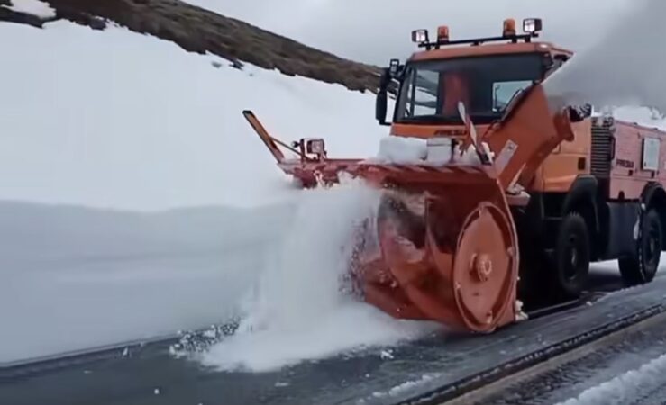 Deszăpezire pe Transalpina: Circulația ar putea fi reluată în curând Deszăpezire pe Transalpina: Circulația ar putea fi reluată în curând