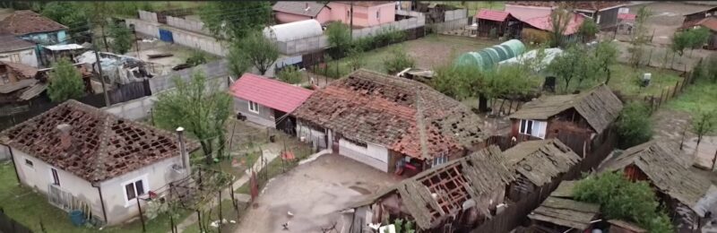 MARE ATENȚIE! Dezastru, un sat întreg distrus de grindină cât oul de găină, 220 de locuințe afectate, zeci de mașini avariate, culturile compromise 