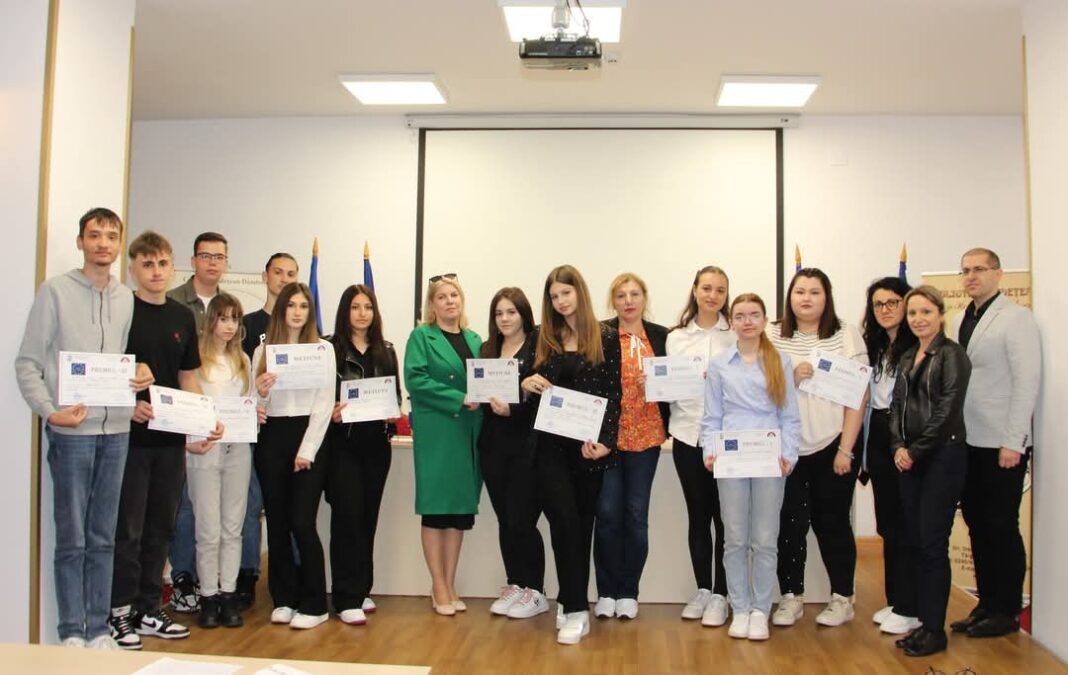 „EU şi UE – cetățenie europeană activă”: Ediția a XV-a a concursului de cunoștințe și abilități, cu un podium plin de tineri talentați din Dâmbovița