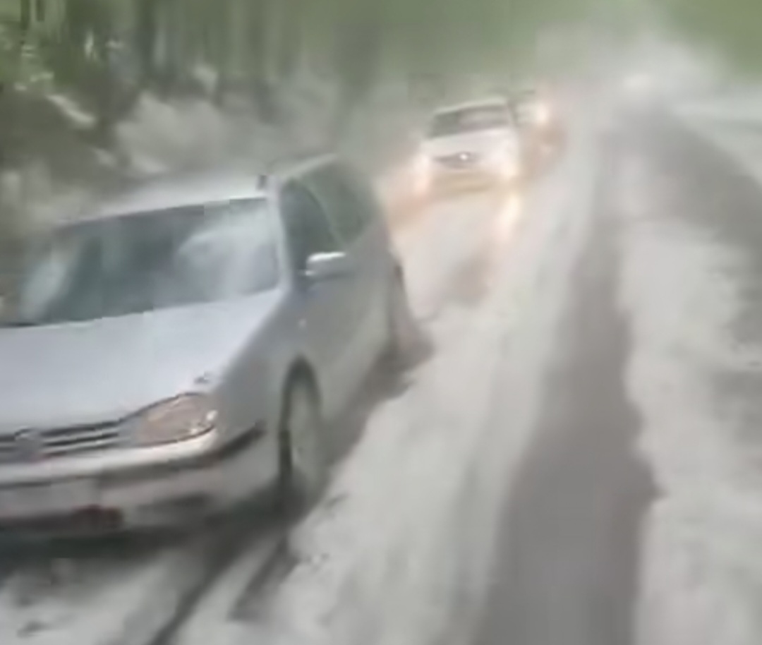 Furtună violentă în Prahova: Grindină și ploi torențiale în Pădurea Cazacului