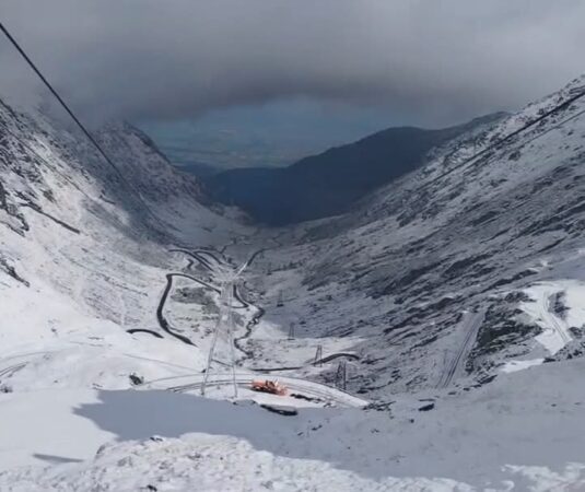 Iarnă în toată regula pe Transfăgărășan, zăpadă și viscol la Bâlea Lac, în plină primăvară