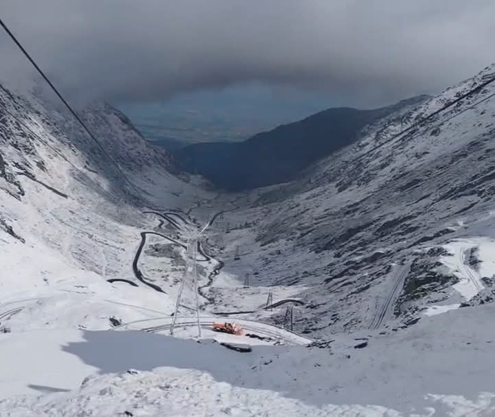 Iarnă în toată regula pe Transfăgărășan, zăpadă și viscol la Bâlea Lac, în plină primăvară