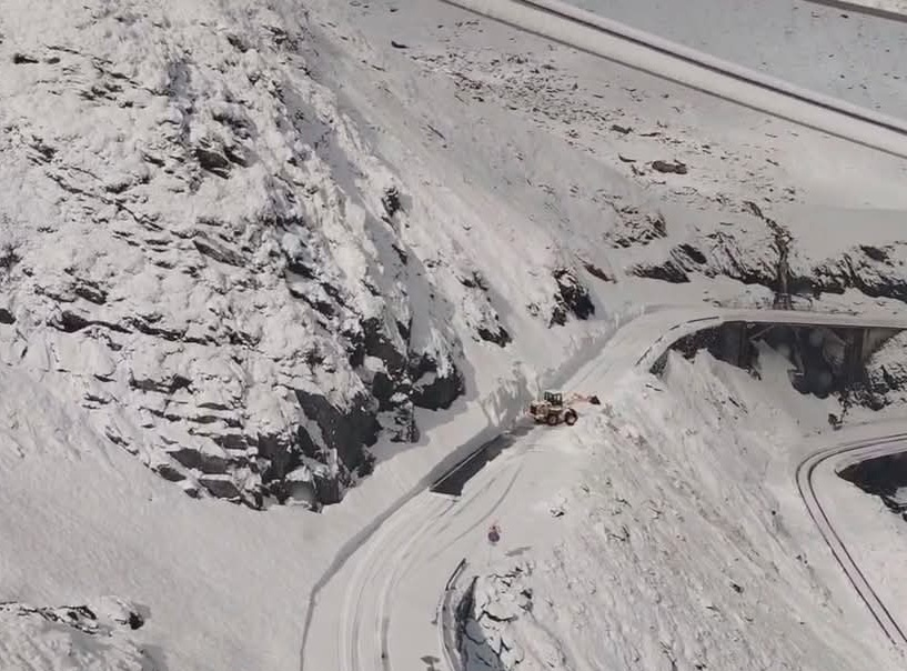 Iarnă în toată regula pe Transfăgărășan, zăpadă și viscol la Bâlea Lac, în plină primăvară