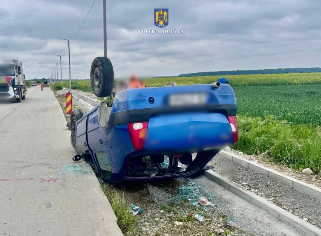 Impact violent cu un buldoexcavator – autoturismul s-a dat peste cap, o victimă la spital