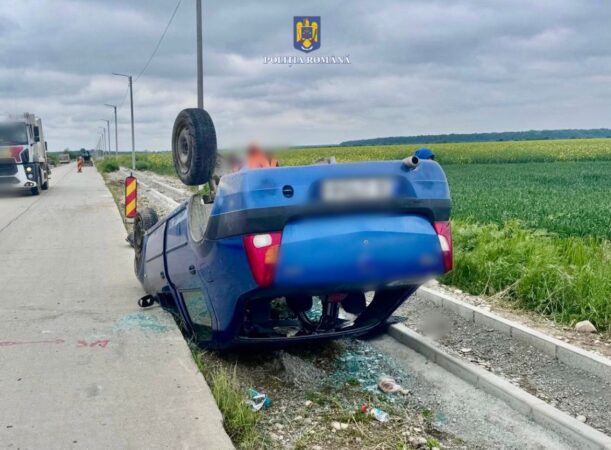 Impact violent cu un buldoexcavator – autoturismul s-a dat peste cap, o victimă la spital Impact violent cu un buldoexcavator – autoturismul s-a dat peste cap, o victimă la spital