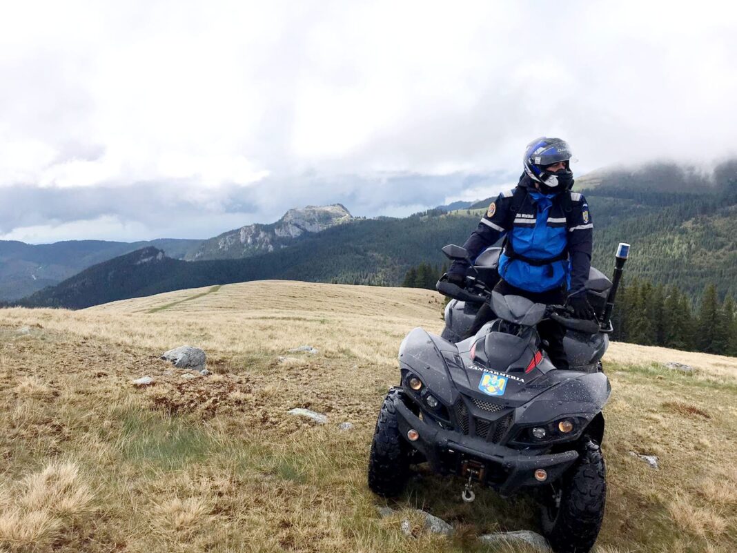 Jandarmii dâmbovițeni, alături de sportivi la „Transilvania 100”: Siguranță pe traseele spectaculoase din Bucegi