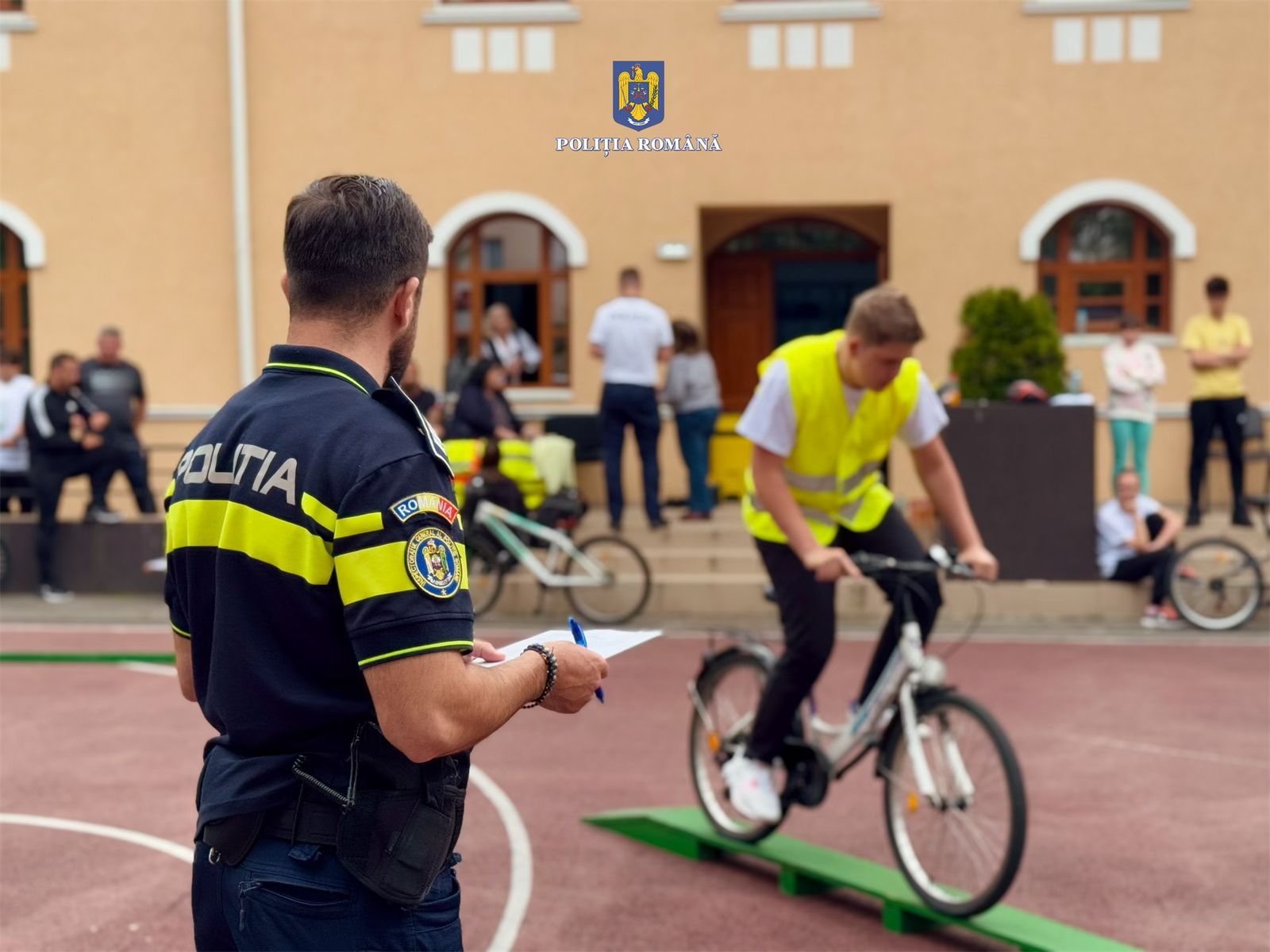 La Târgoviște, elevii au pedalat spre siguranță la concursul „BIKE”, organizat în Săptămâna Națională a Siguranței Rutiere