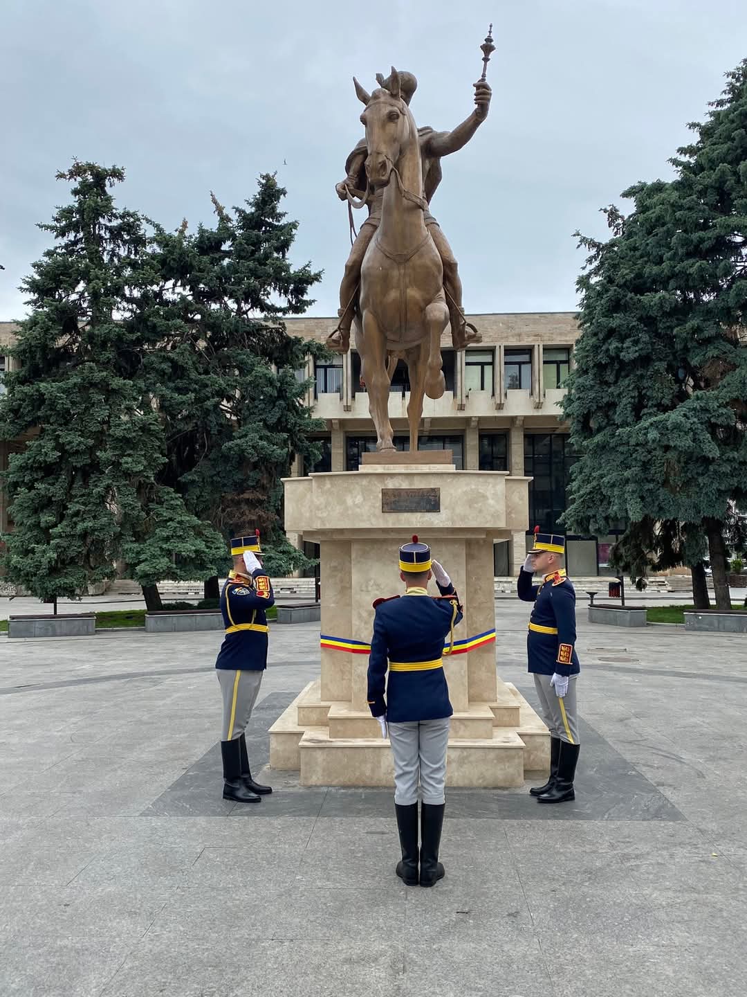 Mihai Viteazul, eroul Unirii, comemorat la Târgoviște de Brigada 30 Gardă „Mihai Viteazul”