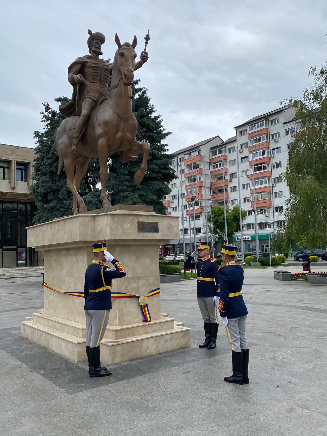 Mihai Viteazul, eroul Unirii, comemorat la Târgoviște de Brigada 30 Gardă „Mihai Viteazul”