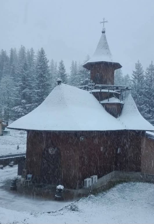 Ninge în Suceava, Poiana Stampei – 9 mai 2025: Avertizare de vreme rece și ninsoare