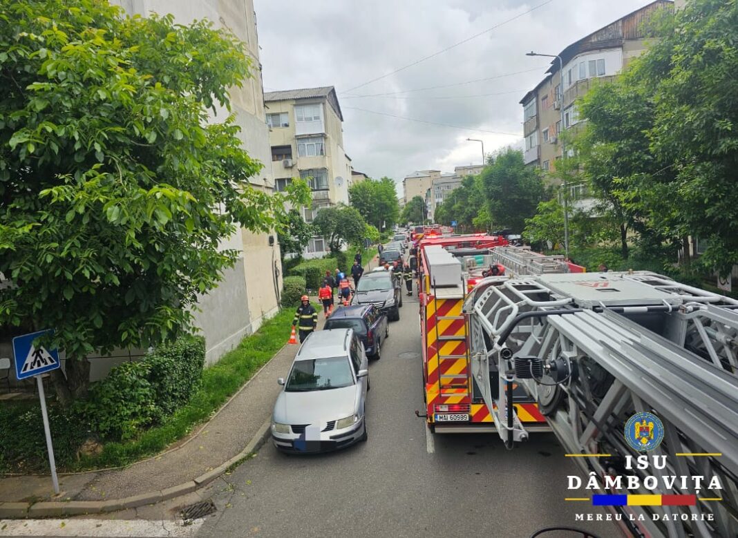 Panică într-un bloc din Târgoviște: Incendiu în plină dimineață, zeci de oameni evacuați
