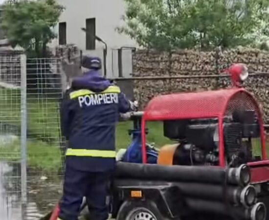  Pompierii și salvatorii în prima linie, în lupta cu inundațiile
