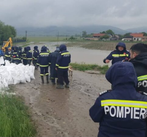 Pompierii și salvatorii în prima linie, în lupta cu inundațiile Pompierii și salvatorii în prima linie, în lupta cu inundațiile