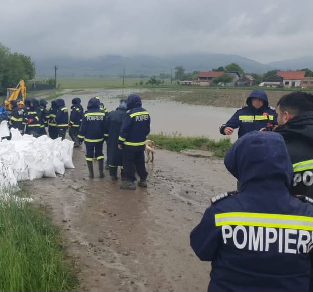  Pompierii și salvatorii în prima linie, în lupta cu inundațiile