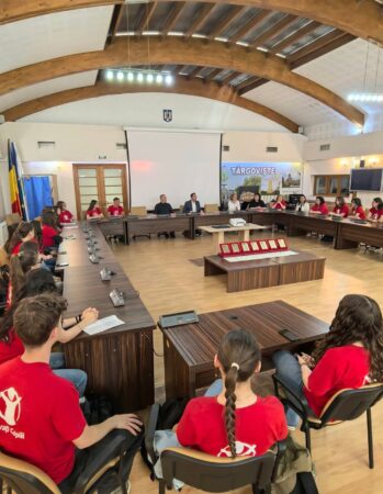 Primarul  Daniel Cristian Stan, dialog deschis cu liceenii din Târgoviște: Tinerii au idei și vor să se implice!