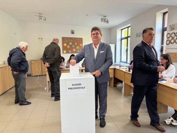 Primarul orașului Răcari, Marius Caravețeanu, a votat și îi invită pe cetățeni să participe activ la alegerile prezidențiale