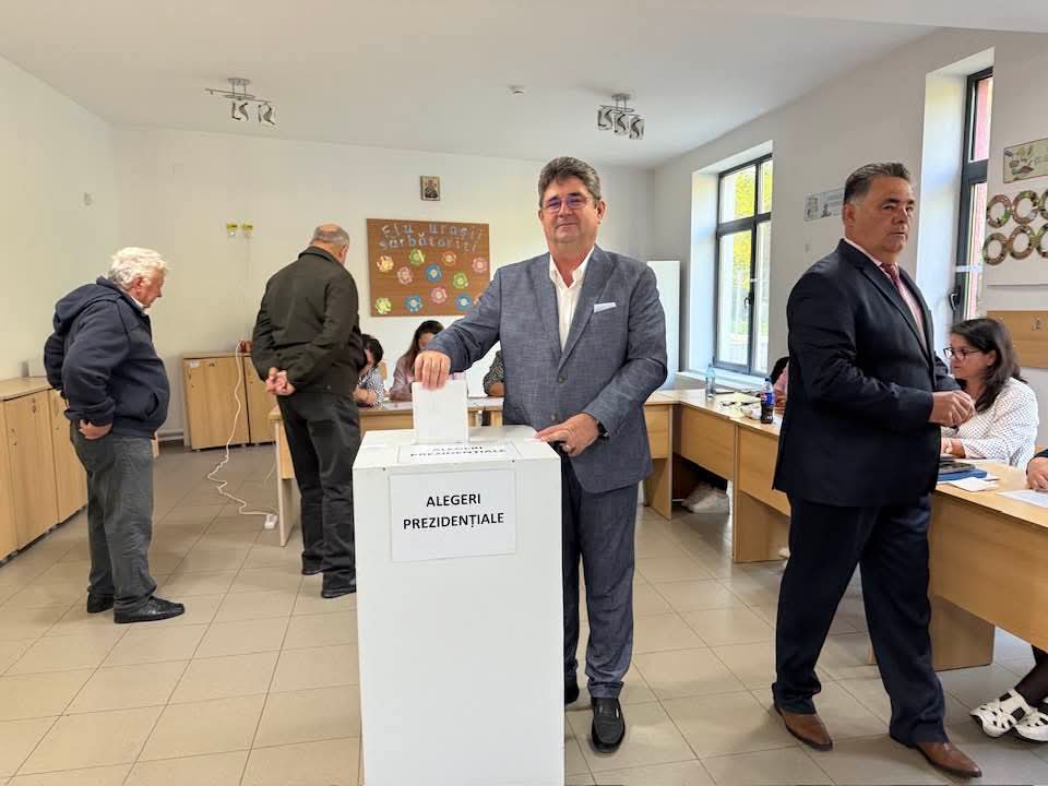 Primarul orașului Răcari, Marius Caravețeanu, a votat și îi invită pe cetățeni să participe activ la alegerile prezidențiale