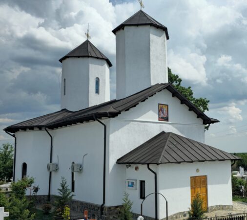 Slujbă de sfințire la biserica „Sf. Mare Mucenic Gheorghe” din satul Ionești, oficiată de Înaltpreasfințitul Părinte Mitropolit Nifon Slujbă de sfințire la biserica „Sf. Mare Mucenic Gheorghe” din satul Ionești, oficiată de Înaltpreasfințitul Părinte Mitropolit Nifon