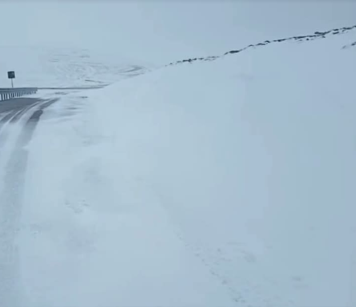 Spectacol alb pe Transalpina: Iarna își face ultima apariție în mijlocul lunii mai