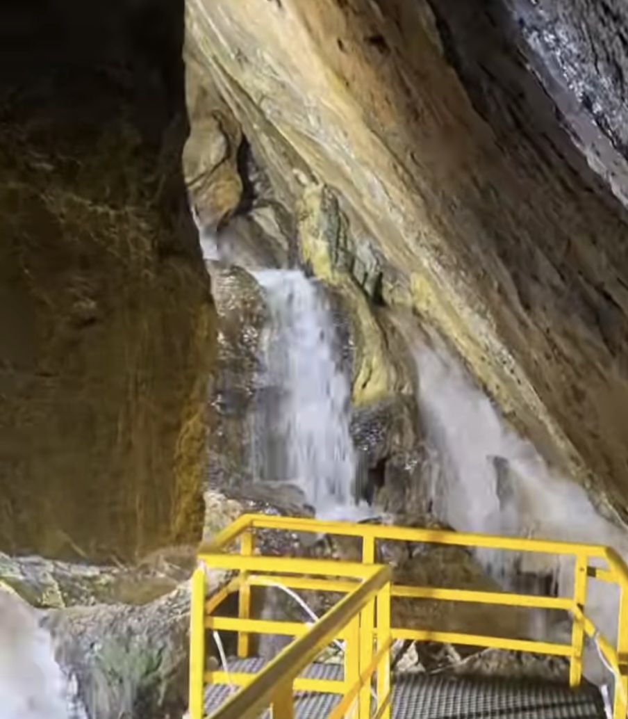 Spectacolul naturii în Bucegi: Cascada din Peștera Ialomiței: O bijuterie ascunsă în inima Bucegilor