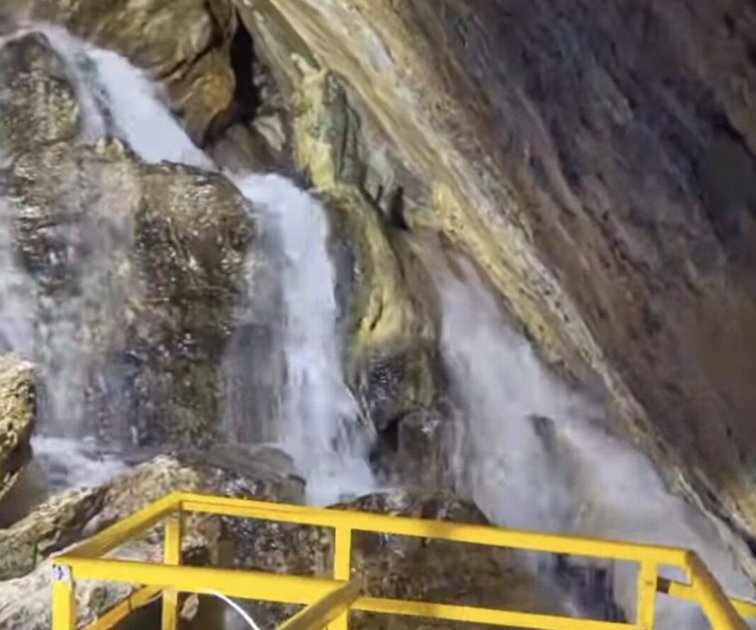 Spectacolul naturii în Bucegi: Cascada din Peștera Ialomiței: O bijuterie ascunsă în inima Bucegilor
