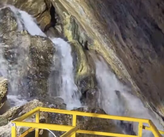 Spectacolul naturii în Bucegi: Cascada din Peștera Ialomiței: O bijuterie ascunsă în inima Bucegilor