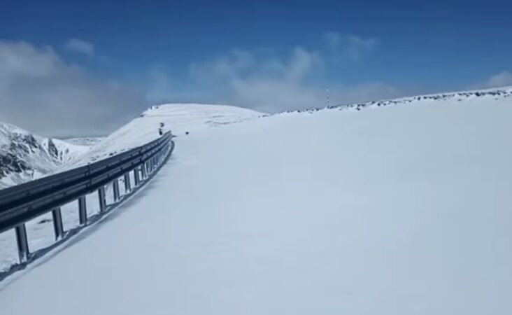 Transalpina rămâne închisă: Strat consistent de zăpadă între Rânca și Obârșia Lotrului