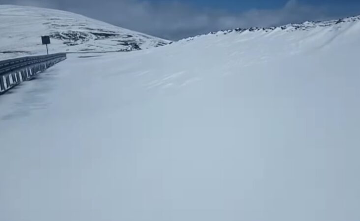 Transalpina rămâne închisă: Strat consistent de zăpadă între Rânca și Obârșia Lotrului