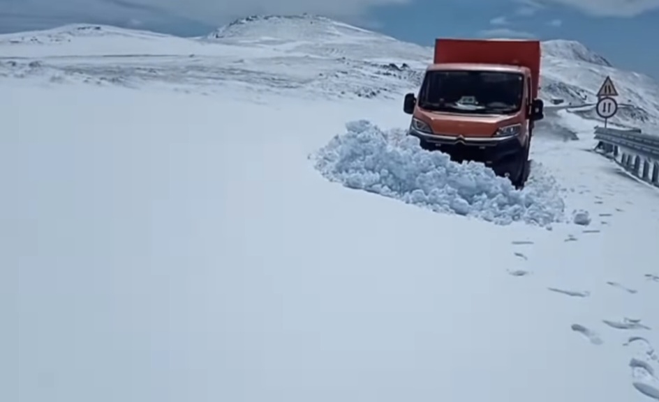 Transalpina rămâne închisă: Strat consistent de zăpadă între Rânca și Obârșia Lotrului