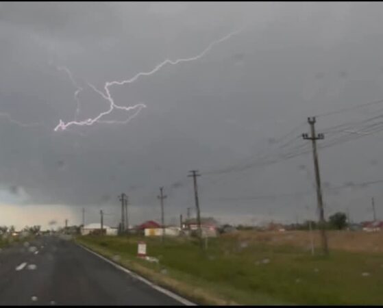 Val de instabilitate atmosferică: Vântul se schimbă radical, fulgerele se înmulțesc, iar disconfortul organismului uman crește Val de instabilitate atmosferică: Vântul se schimbă radical, fulgerele se înmulțesc, iar disconfortul organismului uman crește