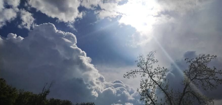 Vreme schimbătoare astăzi: Soare dar și instabilitate atmosferică accentuată 