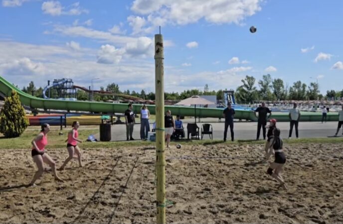 Zilele Județului Dâmbovița: Spectacol la cu volei pe plajă la Complexul Turistic de Natație Târgoviște 