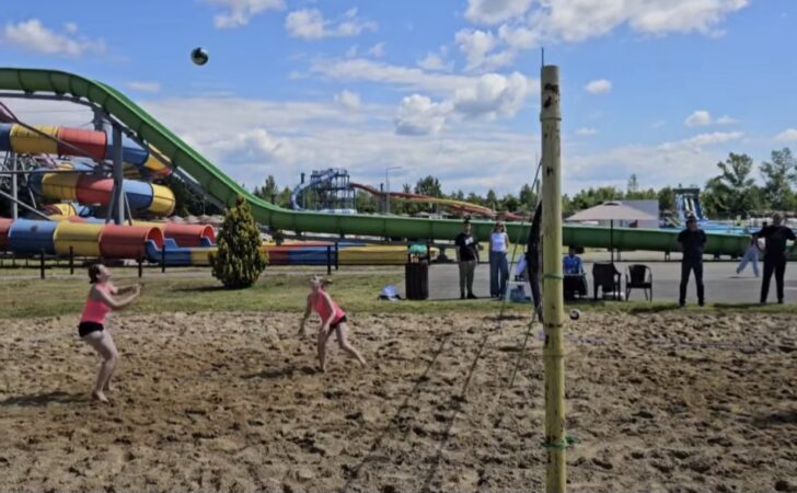 Zilele Județului Dâmbovița: Spectacol la cu volei pe plajă la Complexul Turistic de Natație Târgoviște 