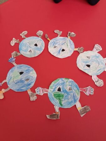 „Școala Altfel” la Biblioteca Județeană Dâmbovița: Lecții despre planetă, în Căsuța Poveștilor