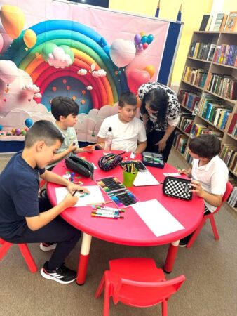 Atelier creativ la Biblioteca Județeană Dâmbovița: „Semn de carte, semn de prietenie”